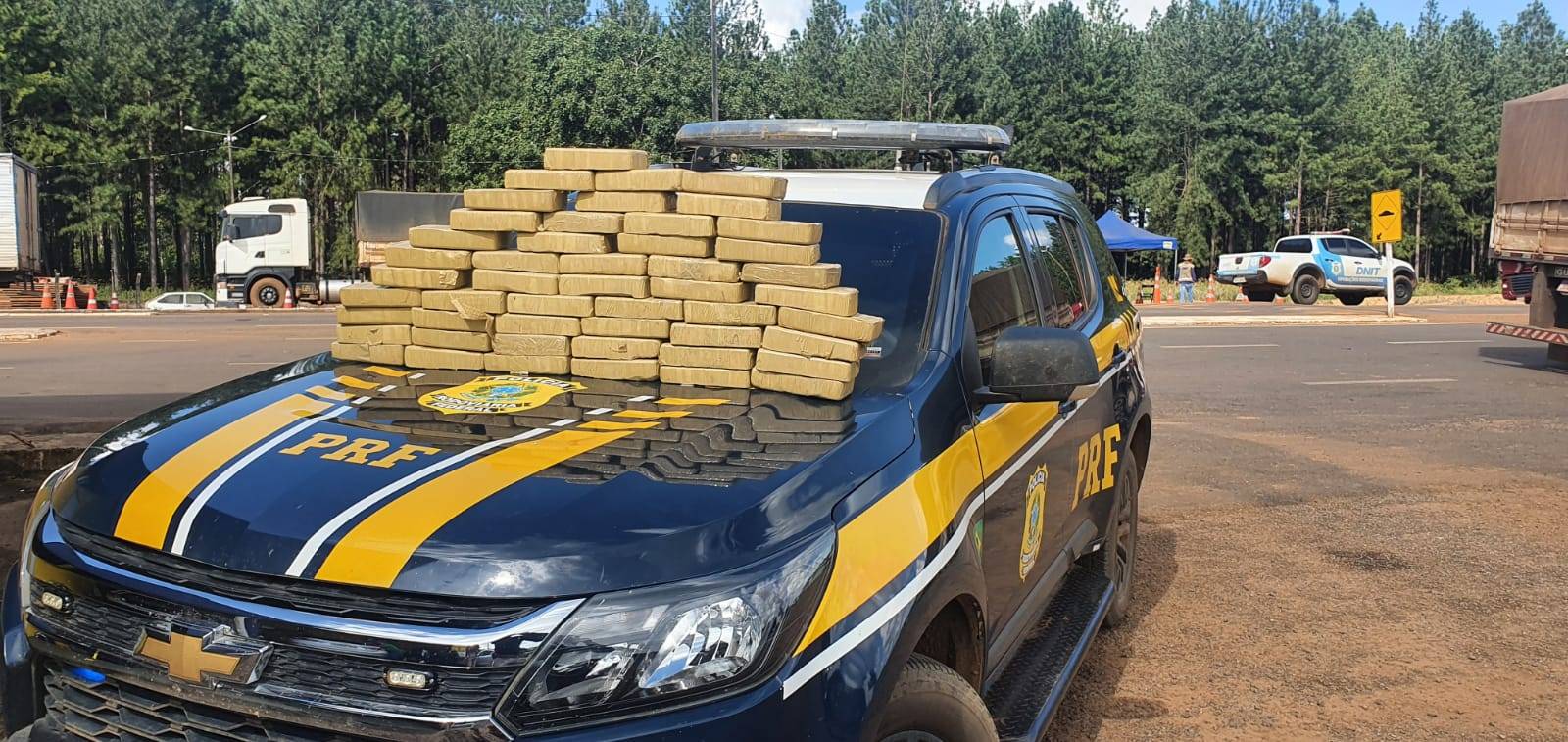 Abordados pela PRF em Vilhena, dois goianos são presos transportando 50 kg de pasta base de cocaína
