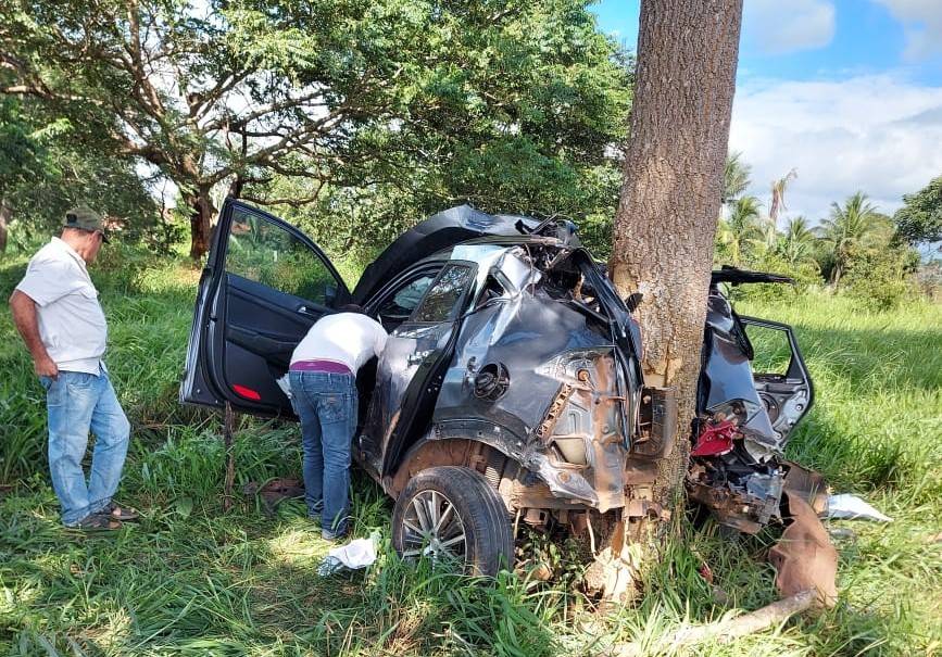 VEJA FOTOS: médico é socorrido pelo Corpo de Bombeiros de Cerejeiras após acidente impressionante próximo a Corumbiara