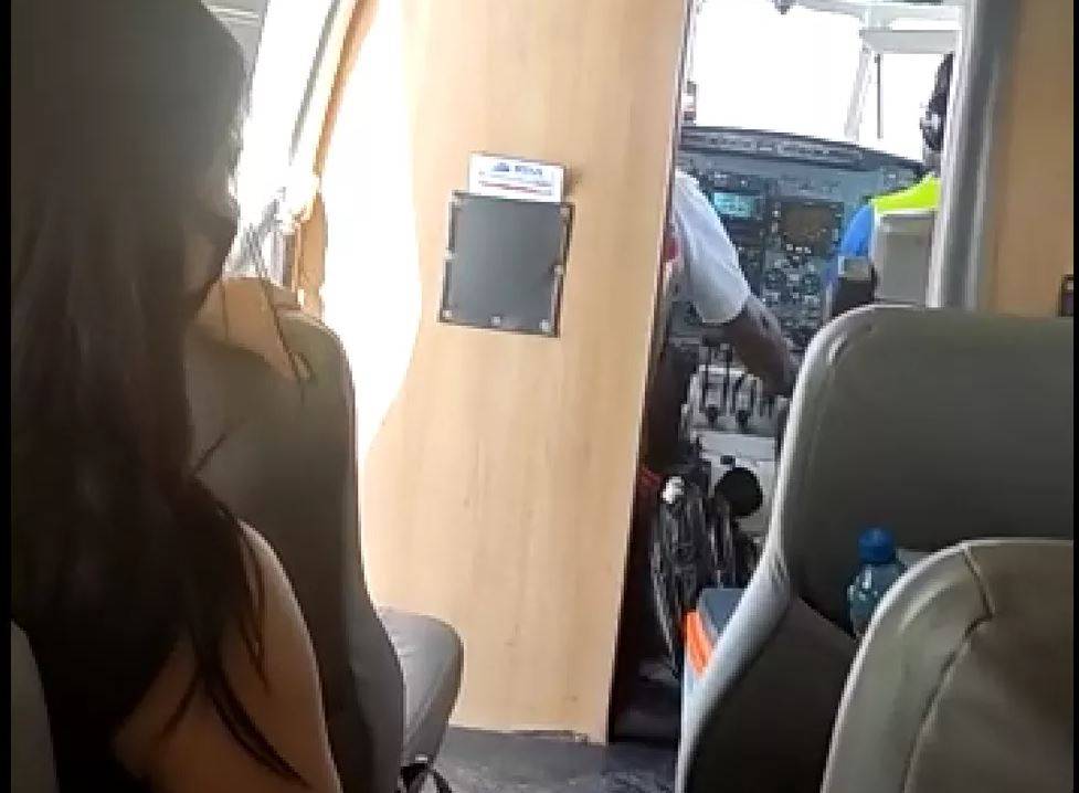 AÍ DEU MEDO: porta de avião abre durante voo no AC e passageiros seguram cabos para mantê-la fechada até o pouso