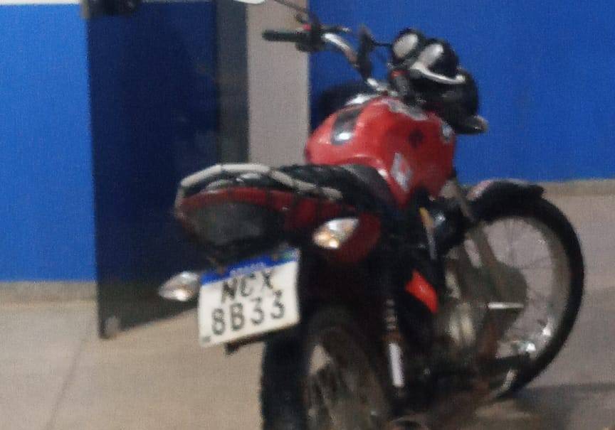 Polícia Militar recupera moto furtada que estava sendo pilotada por adolescente, em Vilhena