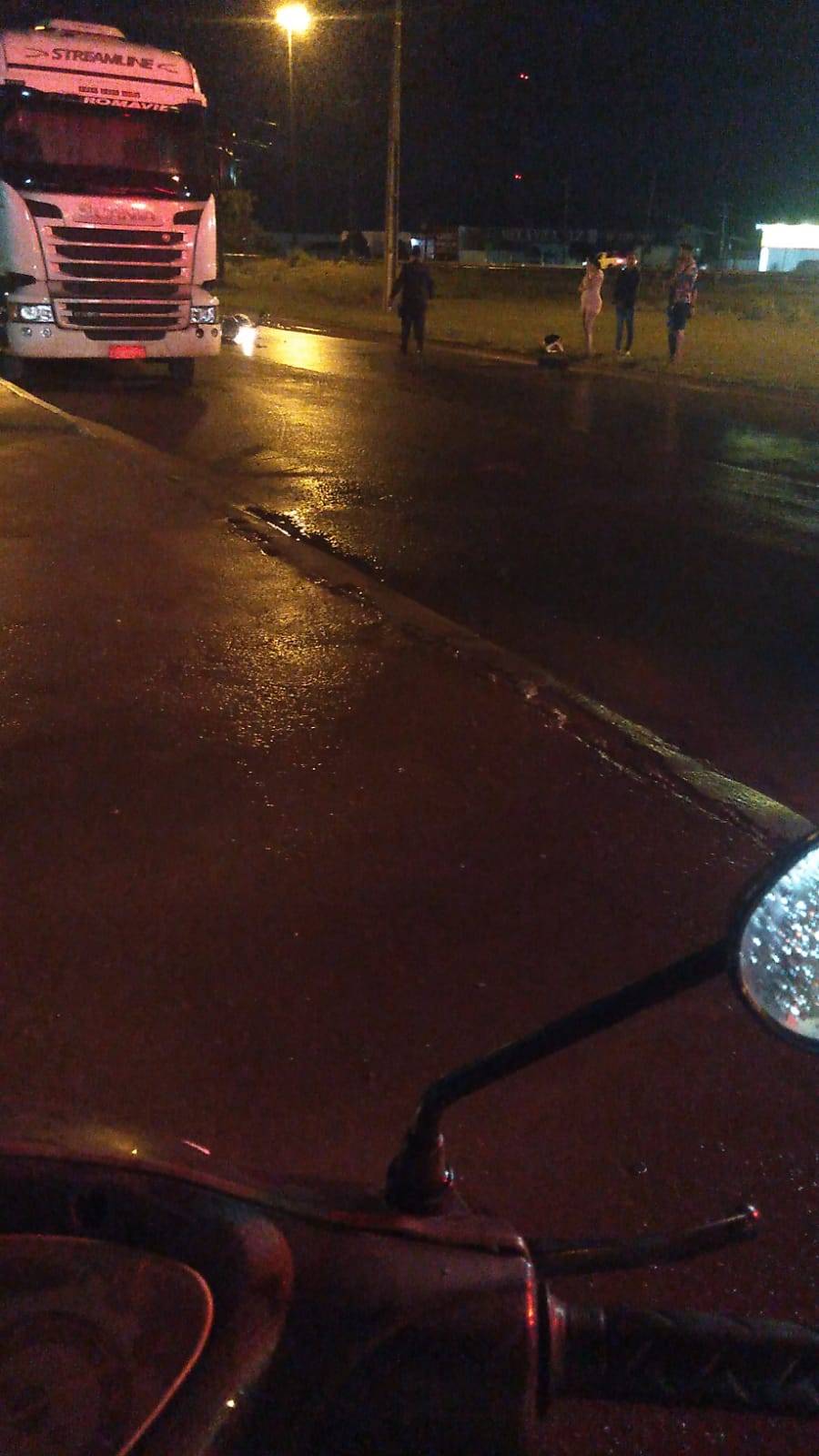 Motociclista fica em estado grave após atingir carreta estacionada em avenida de Vilhena