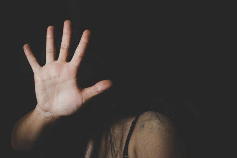 Pastor acusado de estuprar a própria esposa e ameaçar deformar o rosto dela com água fervendo está foragido em Cerejeiras