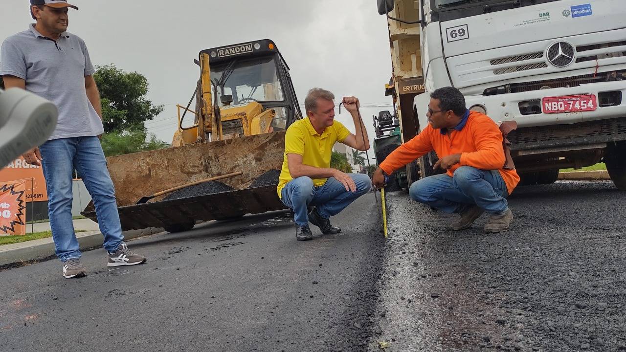 Deputado Luizinho Goebel acompanha obras de recapeamento asfáltico de ruas e avenidas em Vilhena