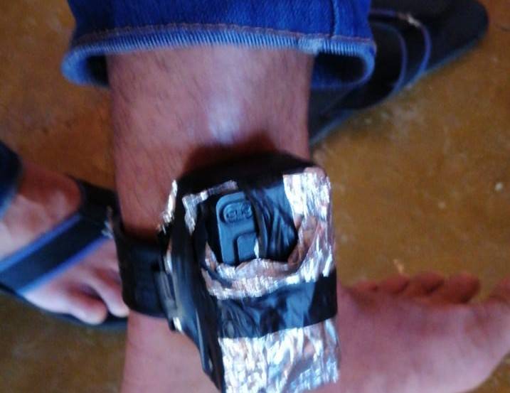Flagrado com droga, usuário delata “boca” e foragido é encontrado com tornozeleira “anulada” por papel alumínio