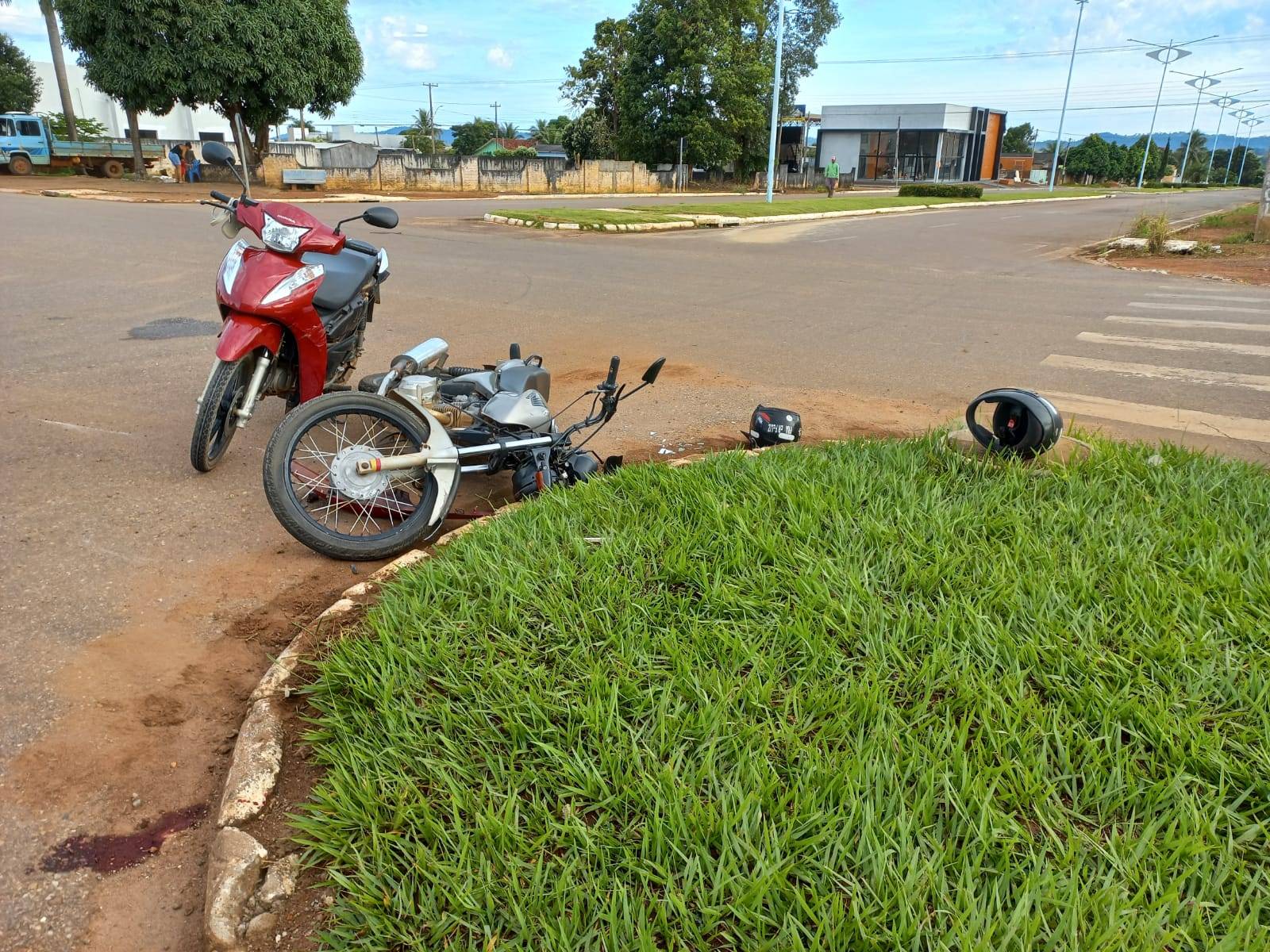 Acidente envolvendo duas motos deixa casal ferido na cidade de Cerejeiras; PRF é acionada