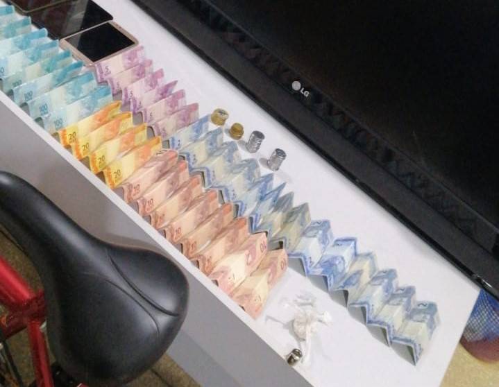 Em boca-de-fumo estourada pela Polícia Militar foram encontrados produtos furtados e até papel higiênico trocado por drogas