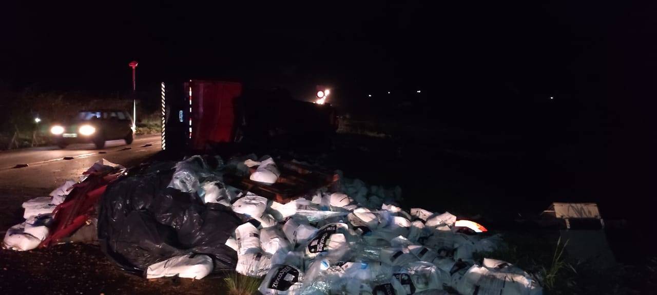 Transportando carregamento de fertilizantes, carreta com placas de Ji-Paraná tomba na BR 364 saindo de Vilhena