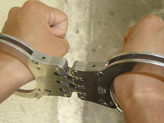 Policia prende menores que tentaram matar taxista com cadarço de tênis