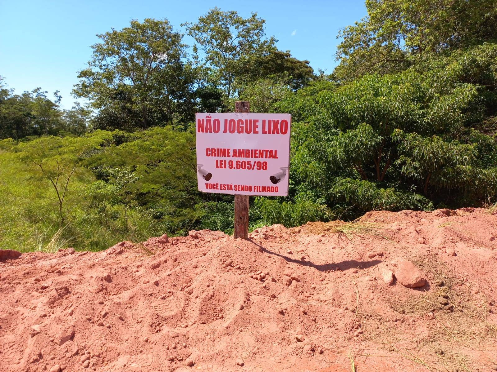 Proprietário que instalou placas com desenho de arma agora coloca câmera para afugentar quem joga lixo em terrenos em Cerejeiras