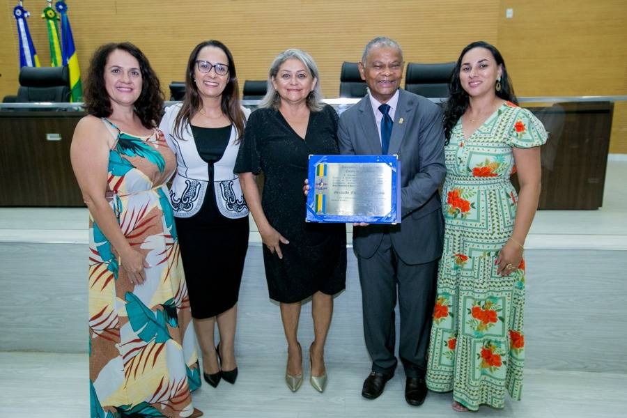 Deputada Rosangela Donadon entrega Medalha de Honra ao Mérito a pastor evangélico nascido em Rondônia