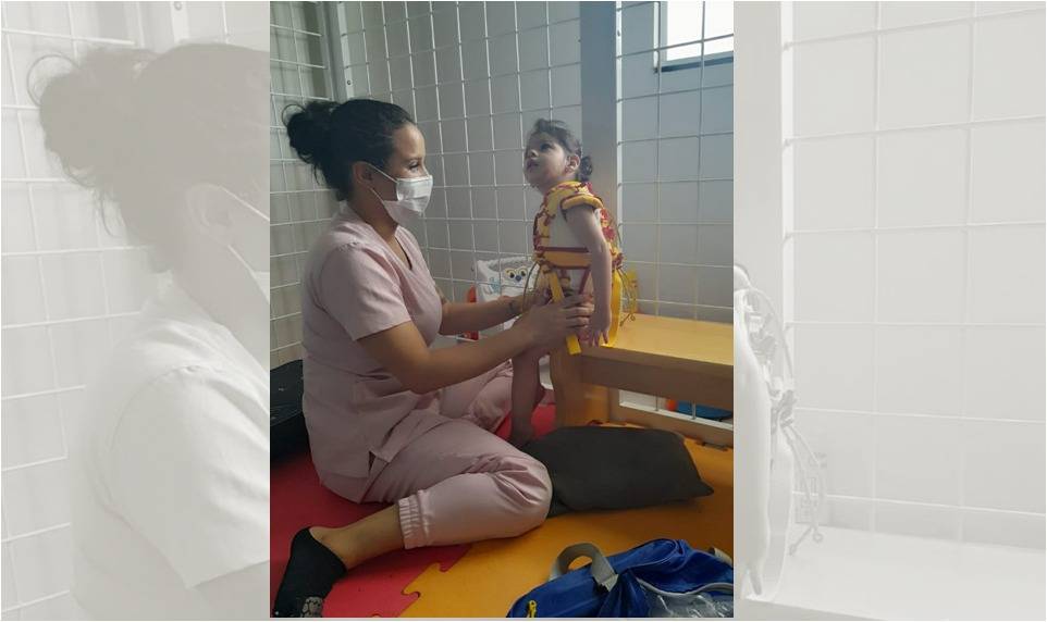 Pais de menininha de 02 anos fazem campanhas para arrecadar valores para sessões de fisioterapia; saiba como ajudar