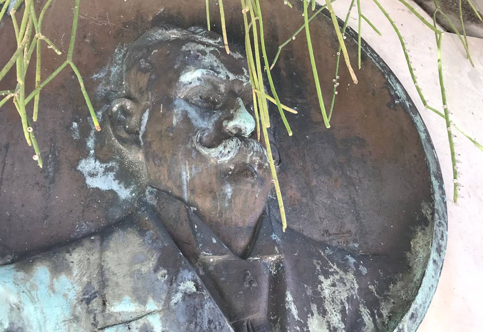 ASSISTA VÍDEO: historiador visita túmulo e vai resgatar a história do engenheiro maranhense que “emprestou” nome a Vilhena