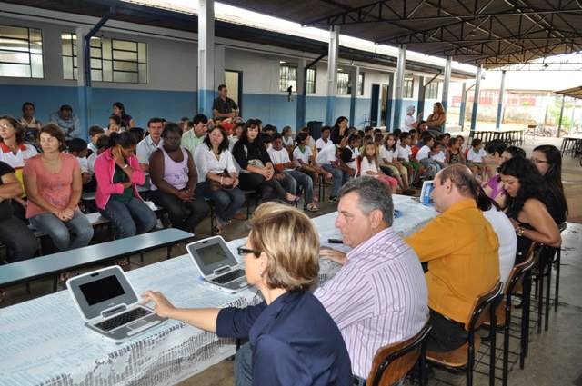Alunos da Escola Paulo Freire recebem 384 laptops