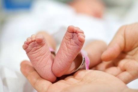 Após morte da irmãzinha, gêmea sobrevivente, filha de casal de Colorado do Oeste, segue na UTI em hospital de Porto Velho