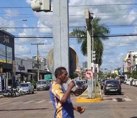Morador de rua que chegou a ser eleito o 2º vereador mais votado na quarta maior cidade de MT retoma vida de mendigo