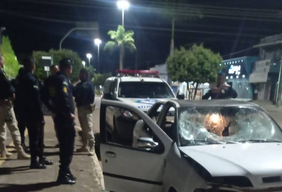 ASSISTA: vídeo mostra homem com sinais de embriaguez destruindo o próprio carro após ser abordado pela PRF em Cerejeiras