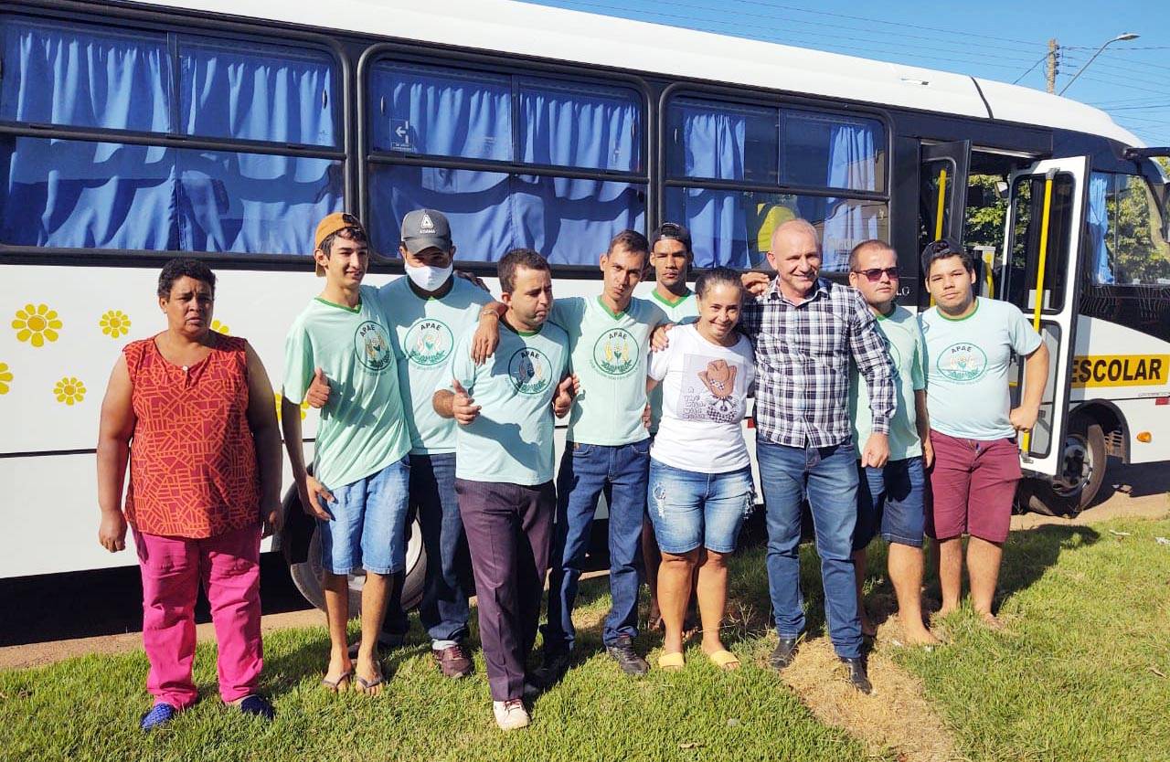 Deputado Ezequiel Neiva entrega ônibus adaptado para atender a APAE de Cerejeiras