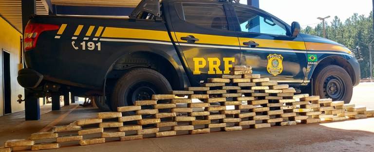 Em RO, PRF prende espanhola de 28 anos transportando “cocaína preta” e flagra homem com 104 quilos de “pó” em porta-malas