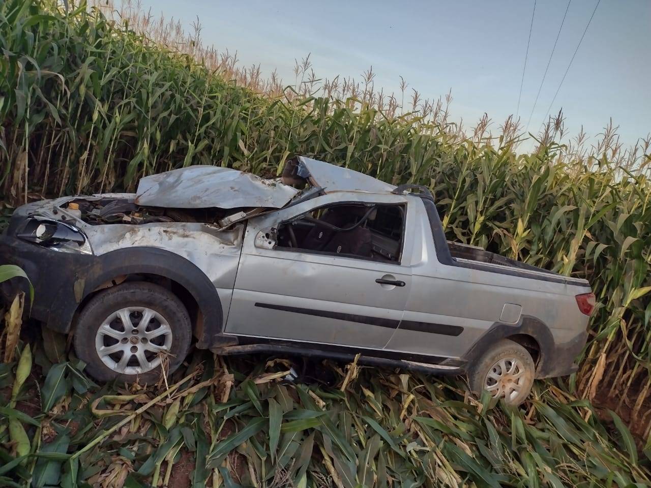 ASSISTA VÍDEO: pintor foi lançado para fora de carro durante capotamento na BR 174 e só não morreu esmagado por “milagre”