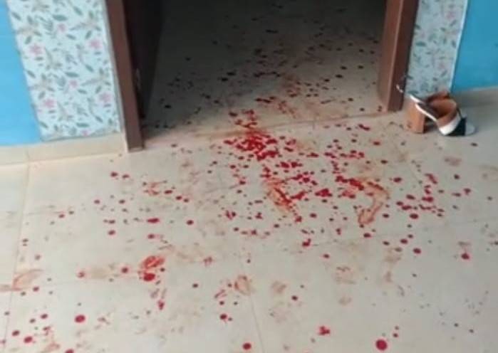 Enfurecida, mulher esfaqueia o próprio marido e a ex-esposa dele; tentativa de assassinato teria sido motivada por ciúmes