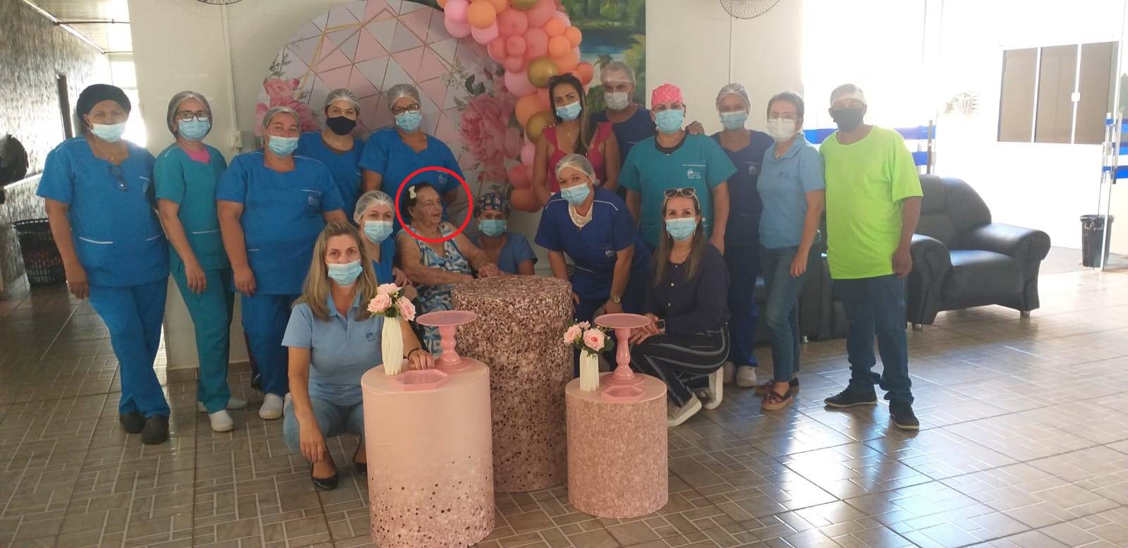 Com sanfoneiro e presentes, festa de aniversário marca os 100 anos de mulher que vive no Lar dos Idosos, em Vilhena