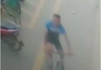 ASSISTA VÍDEO: câmeras flagram ladrão furtando bicicleta de marca em plena luz do dia na região central de Vilhena