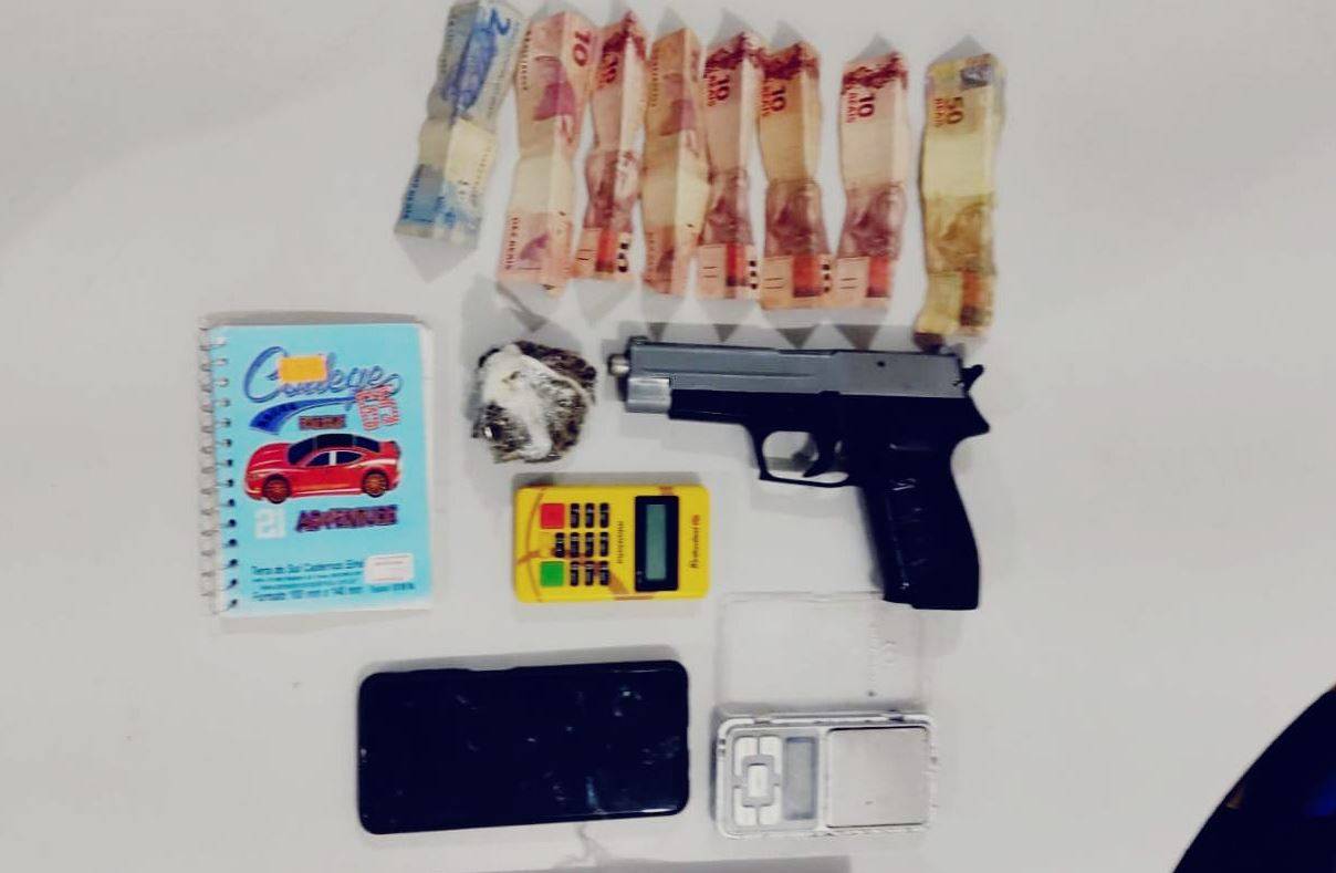 Flagrado com drogas e reincidente, traficante tenta atacar policiais com chutes e socos e acaba preso