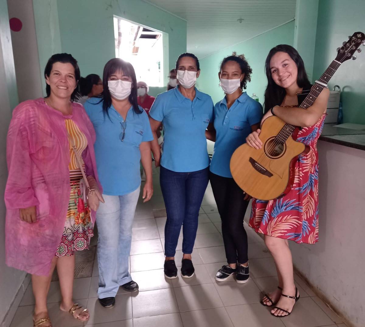 ASSISTA VÍDEOS: mãe e filha levam música, alegria e esperança para funcionários e pacientes em hospital de Vilhena