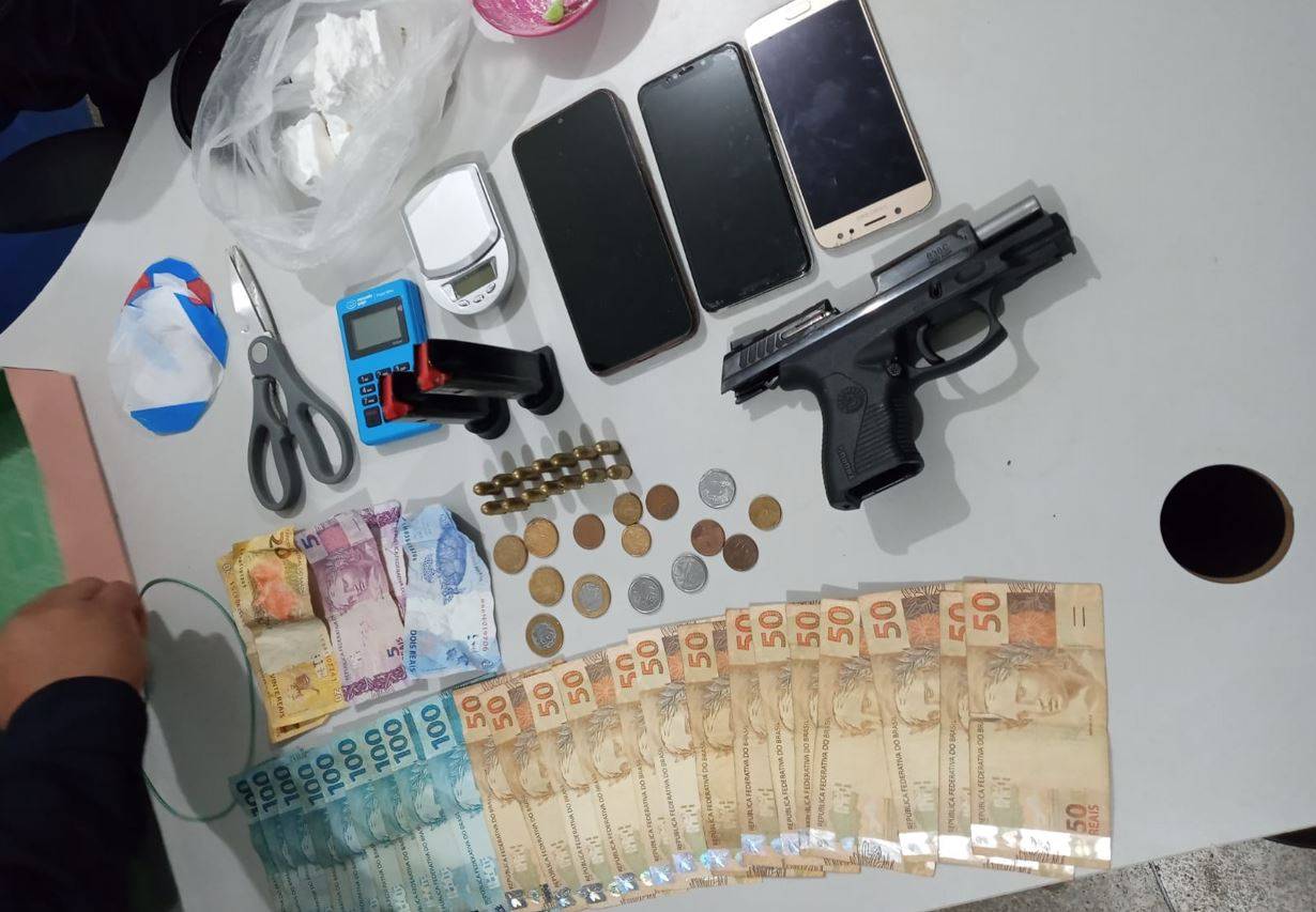Câmeras flagram homem disparando pistola em lanchonete e dois suspeitos acabam presos por tráfico de drogas