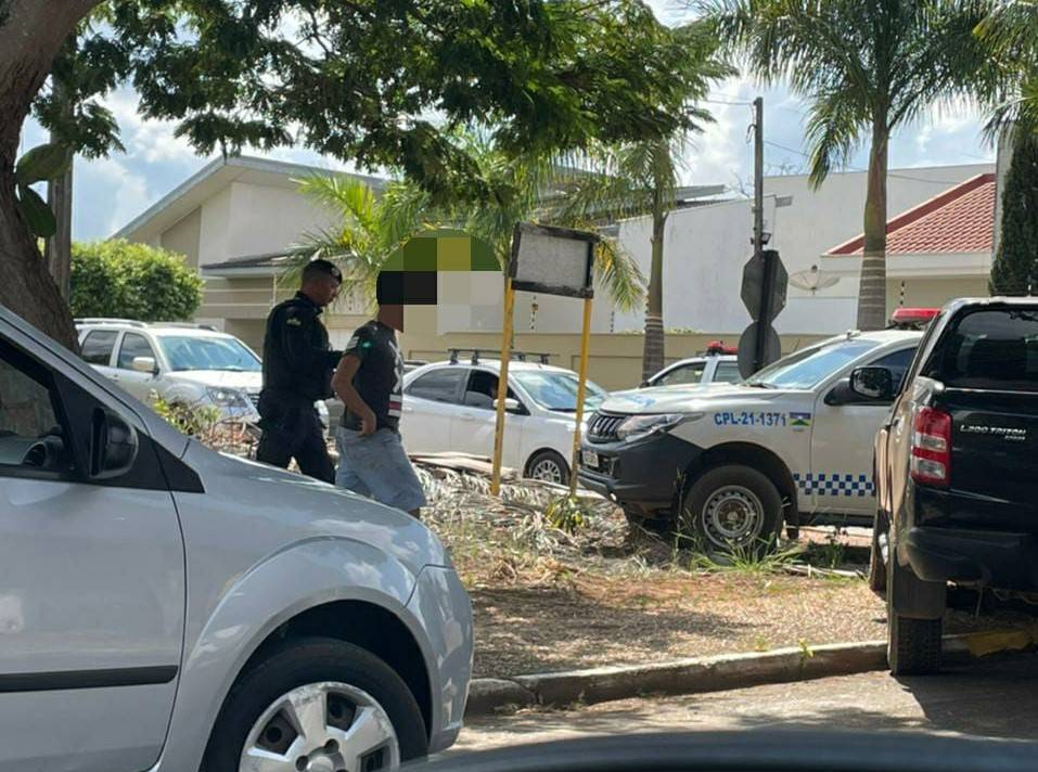 Homem de 29 anos é preso após ser flagrado se masturbando em frente escola infantil no centro de Vilhena