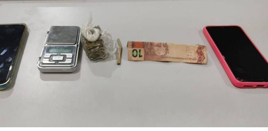 Um adolescente comprando e outro vendendo maconha são apreendidos pela Polícia Militar, em Vilhena