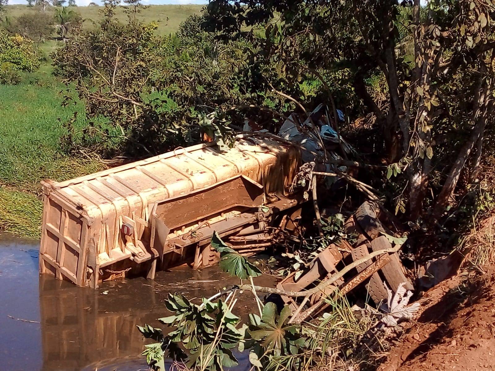 Caminhão-caçamba despenca em rio e servidor do DER em Colorado do Oeste morre aos 56 anos na cidade de Parecis