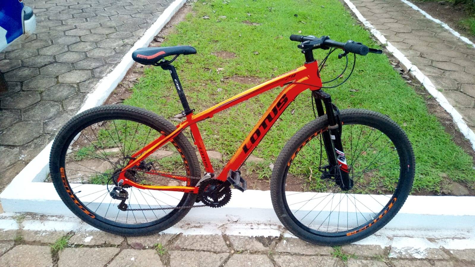 CONFIRA SE NÃO É SUA: indo para o trabalho, policial militar encontra bicicleta abandonada em terreno baldio