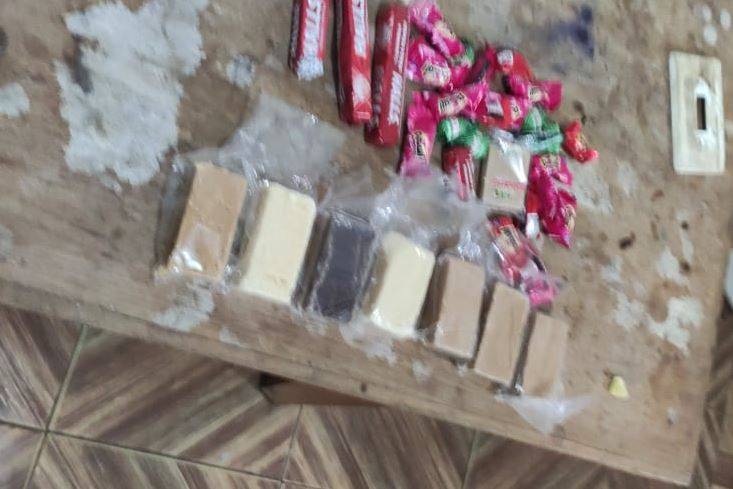 Após prender homem que havia saqueado lanchonete, Polícia Militar recupera objetos furtados e detém outros dois em casa suspeita