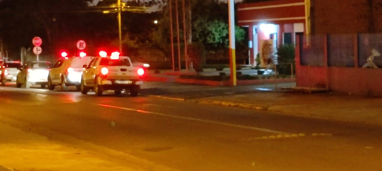Adolescente dá soco em garota e briga entre estudantes termina em pancadaria, com um menor esfaqueado no centro de Vilhena