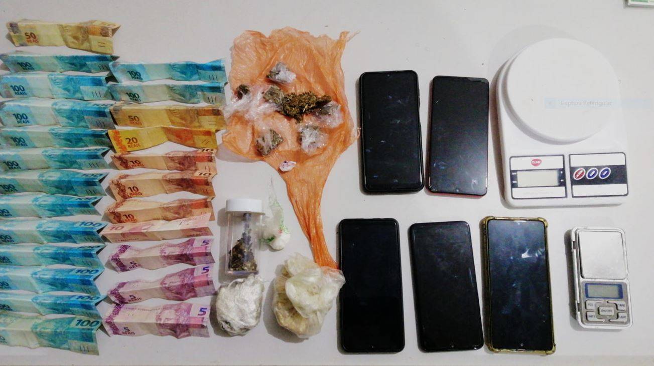 Polícia flagra traficante “complementando renda familiar”, adolescentes na correria e detento “enganando” tornozeleira eletrônica