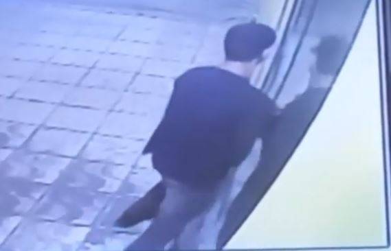 ASSISTA: durante madrugada gelada, ladrão invade loja no centro da cidade e é flagrado por câmeras