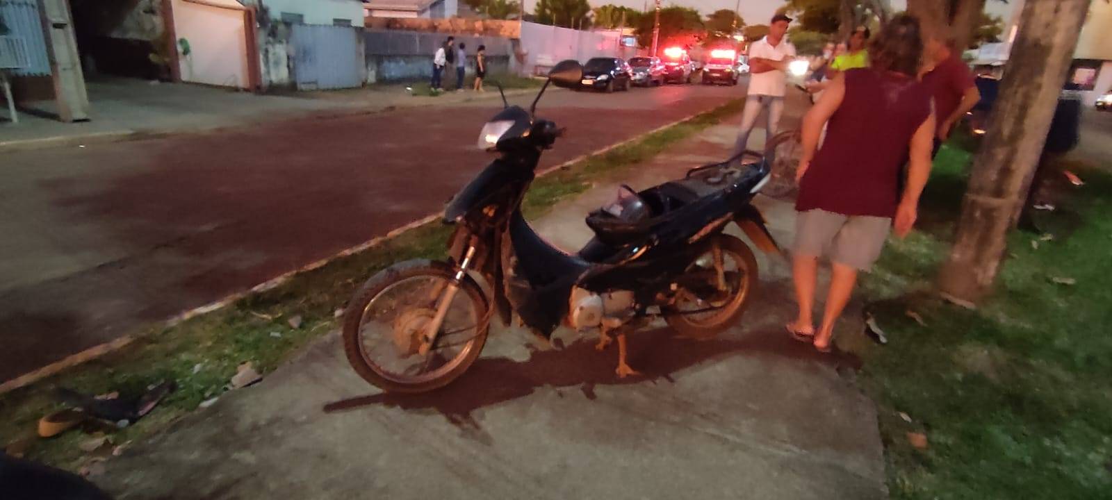 Com perna mecânica e sinais de embriaguez, idoso é detido após atingir motoneta e deixar condutora ferida em avenida
