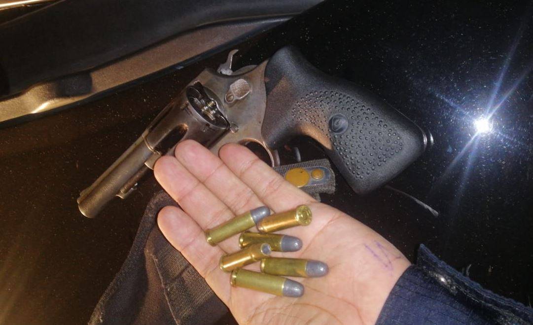 Na mesma noite, Polícia Militar realiza três prisões, após encontrar arma ilegal e flagrar comércio de maconha pelo WhatsApp
