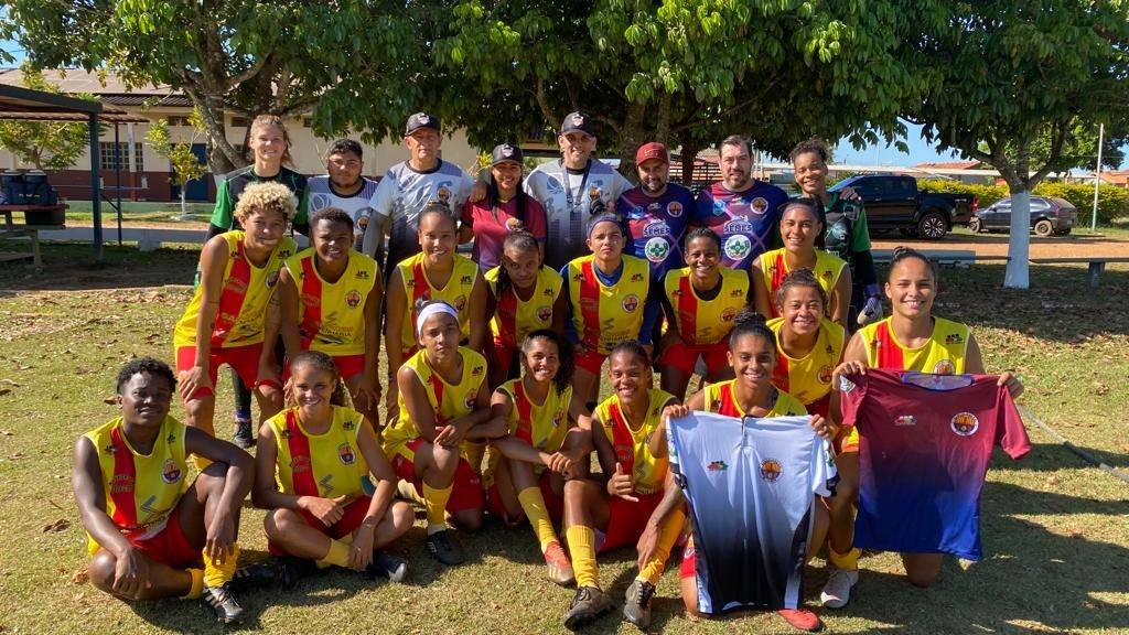 Secretário de Esportes de Vilhena entrega uniformes ao Barcelona e diretoria do clube ressalta o apoio recebido da prefeitura