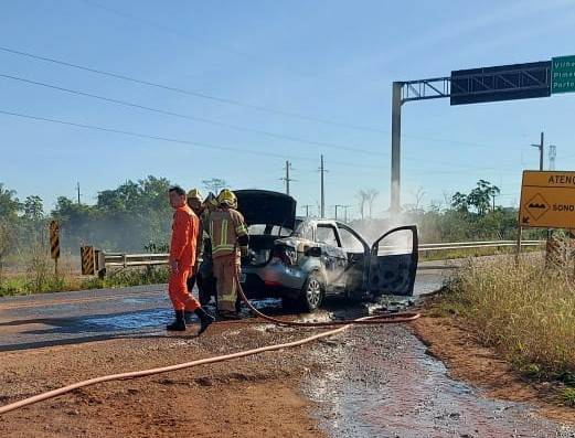 ASSISTA VÍDEO: pane em motor faz carro pegar fogo e sofrer perda total em rodovia perto de Vilhena