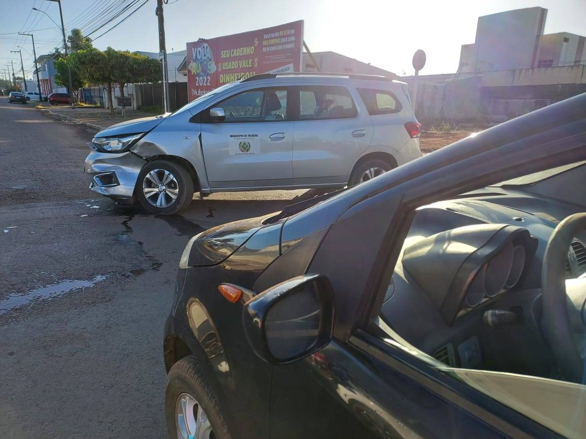 Instantes após deixar crianças de abrigo em escola, carro da prefeitura de Vilhena se envolve em acidente