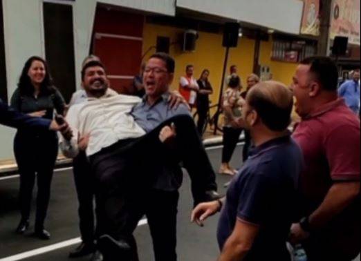 ASSISTA: governador se empolga, pega vereador no colo em Cacoal e vídeo viraliza ao som de “pisadinha”