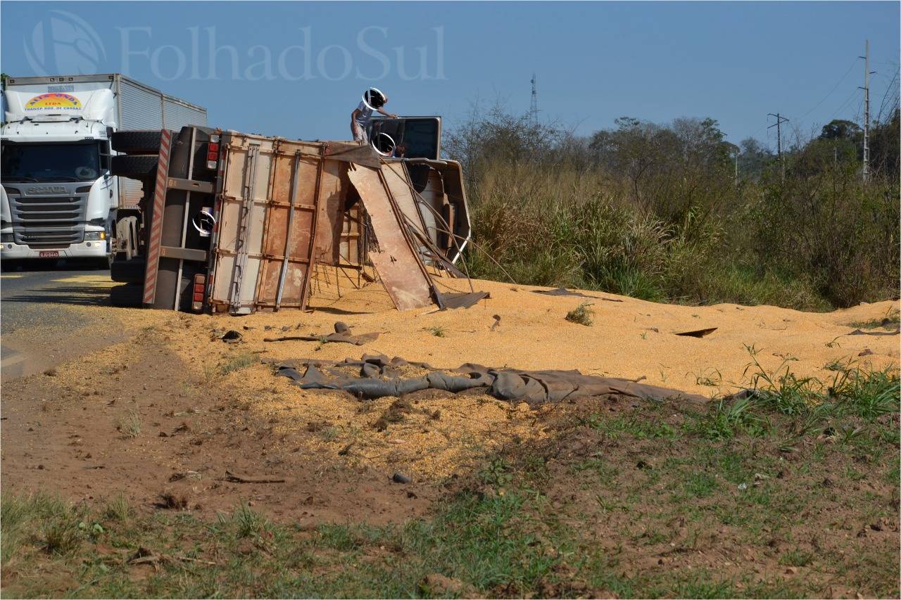 Para não esmagar motociclista, motorista de caminhão carregado de milho tomba em trecho da BR 364 próximo a Vilhena
