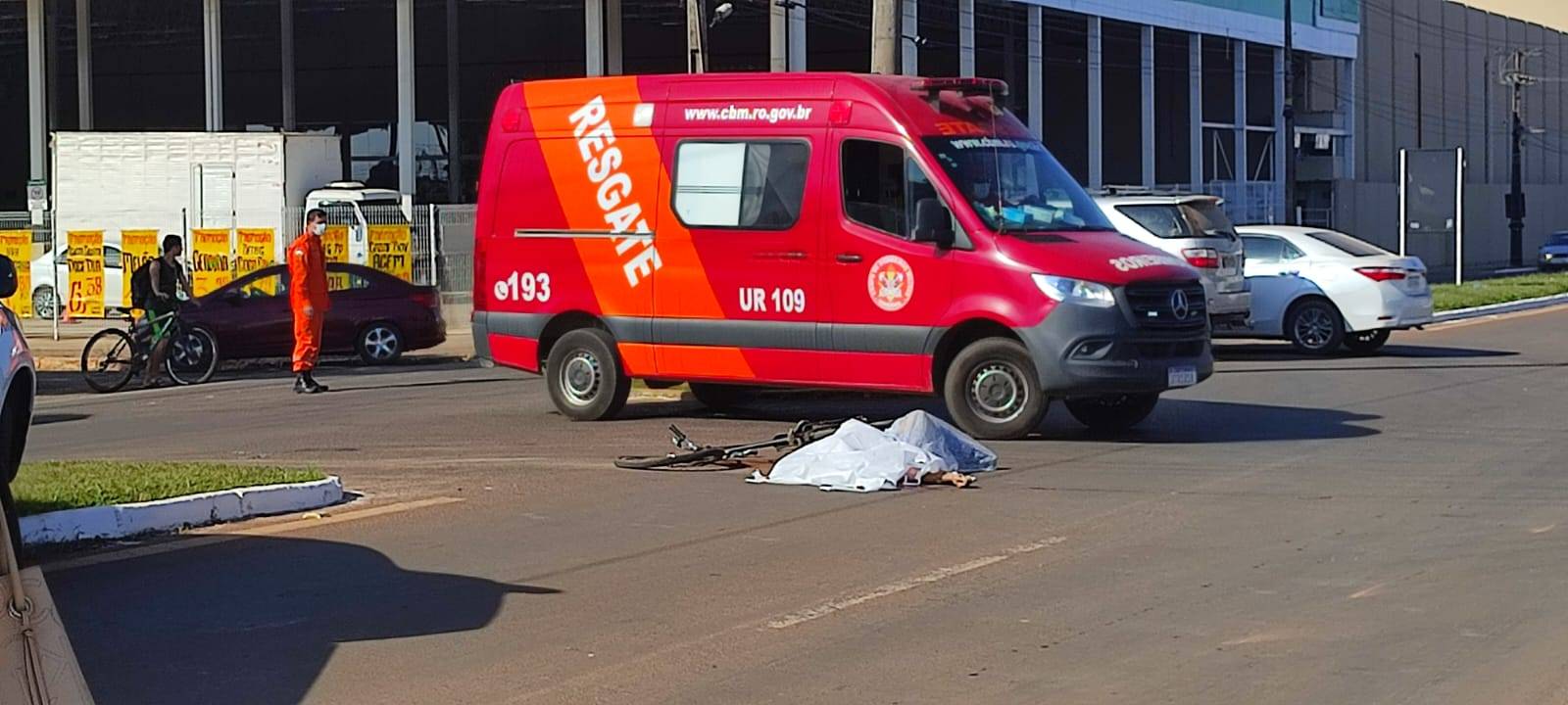Ciclista morre esmagado por caminhão de lixo em “cruzamento mortal” de avenida com rodovia, em Vilhena