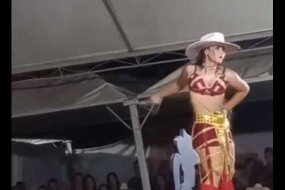 ASSISTA: disputando concurso de beleza, vaqueira de 18 anos dispara chicotada acidental em idoso e vídeo viraliza em Rondônia