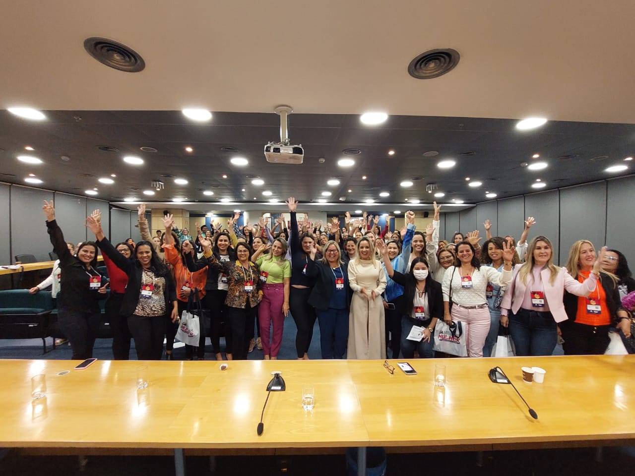 Com “tudo pago” vereadoras de Vilhena torram dinheiro público para participar de evento feminino em Brasília, mostra jornalista