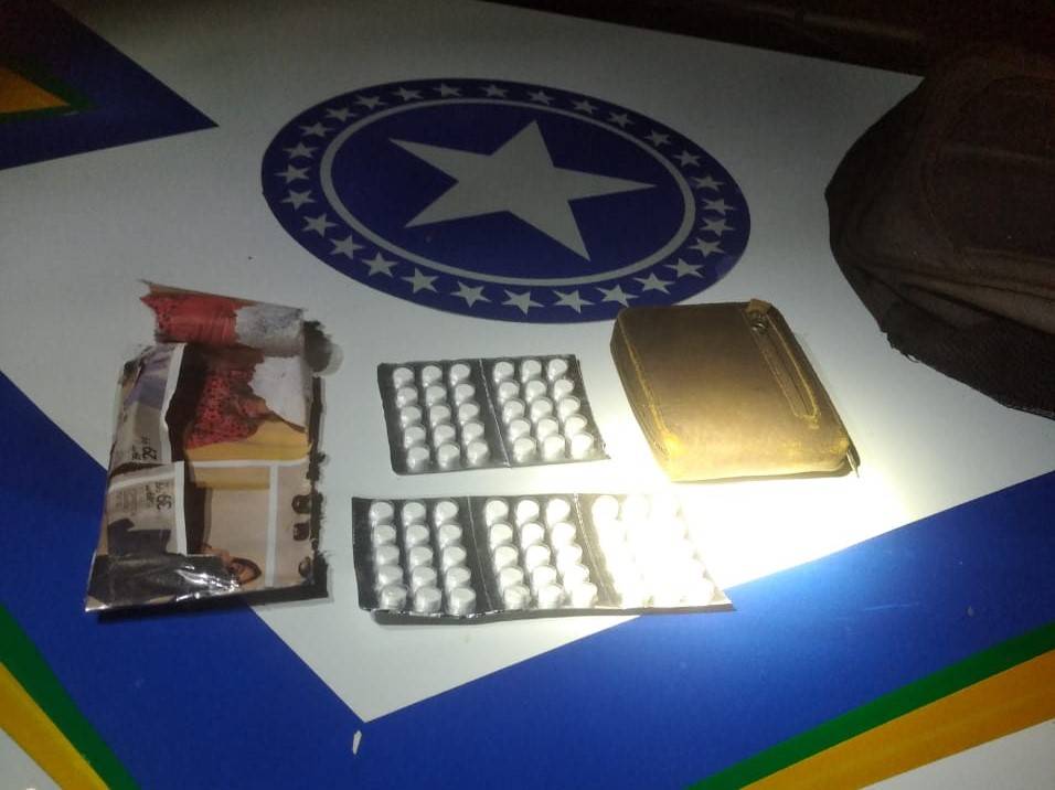 Flagrado com cartelas de drogas sintéticas, adolescente revela que vendia cada comprimido do entorpecente por 50 reais