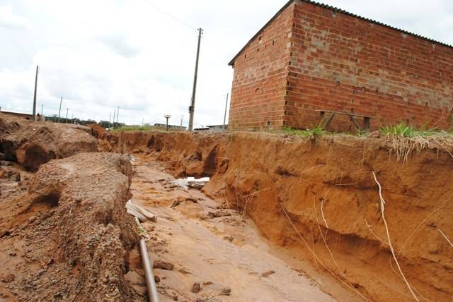 Crateras ameaçam “engolir” casas enquanto Prefeitura e imobiliária brigam