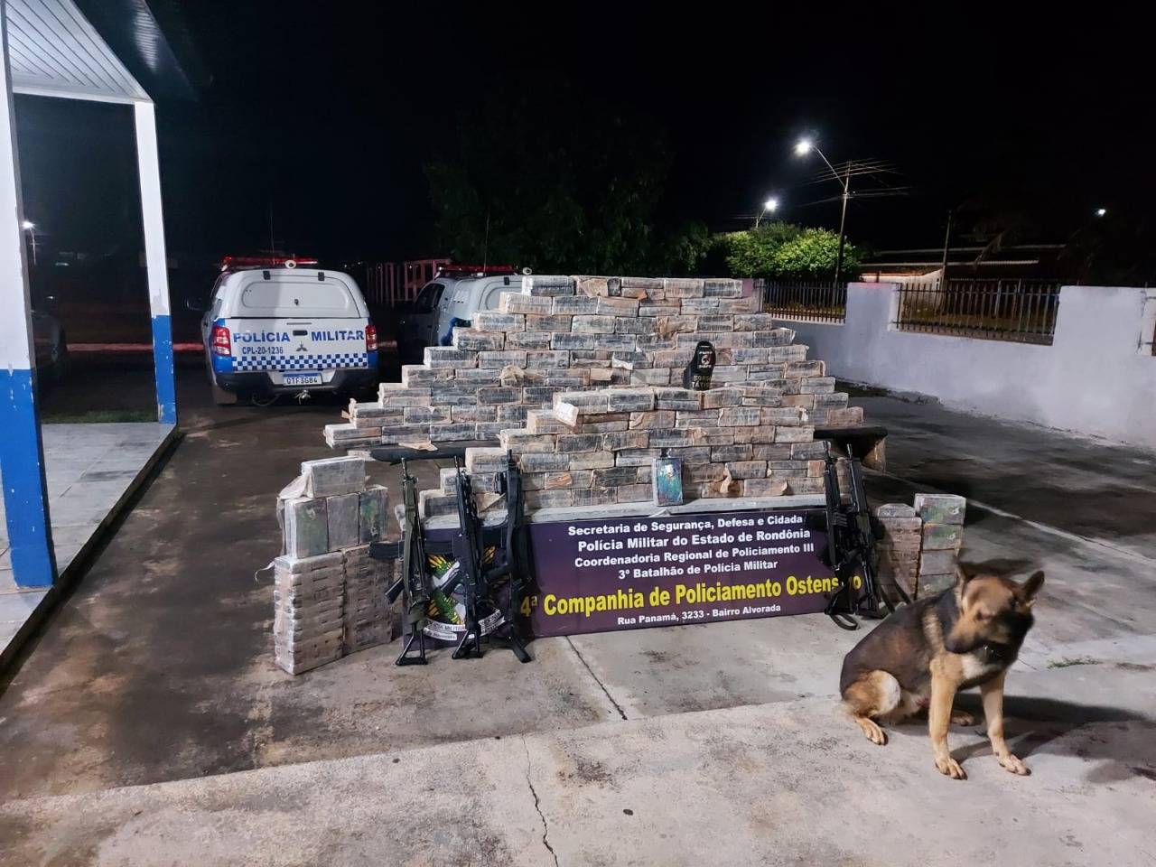 Durante perseguição, motorista pula de caminhão desgovernado e policiais militares apreendem 300 kg de cocaína em Cerejeiras